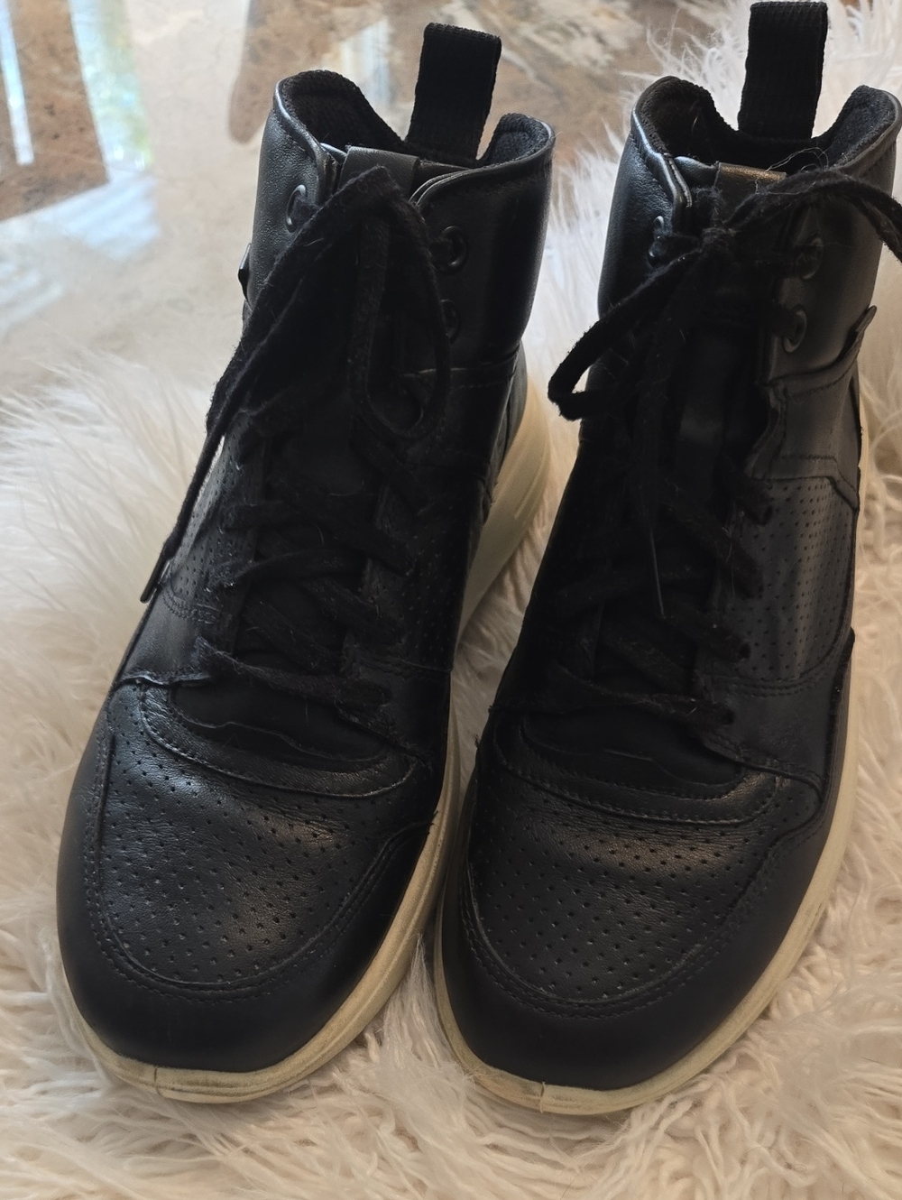 Womens Ecco Leather Hightops With Memory Foam